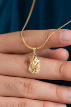 Cargar imagen en el visor de la galería, Cadena serpiente plana delg 1mm 65cm + dije rostro mediano tallado