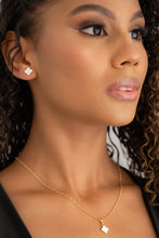 Cargar imagen en el visor de la galería, Conjunto Clover Blanco 1cms (Topos + cadena y dije)