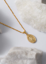 Cargar imagen en el visor de la galería, Cadena escalera delgada plana lisa 45cms + dije nuestra señora milagrosa