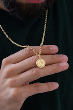 Cargar imagen en el visor de la galería, Cadena aros 3mm 65cm + dije san Benito red circonias 1.8cm