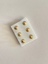 Cargar imagen en el visor de la galería, Topos versace broche de seguridad