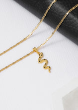 Cargar imagen en el visor de la galería, Cadena escalera y plana 65cms + dije serpiente negra