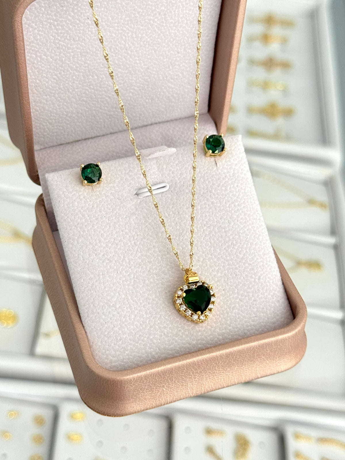 Conjunto cadena Singapur IT 1.2mm 45cms + dije green heart + topos esmerald 6mm