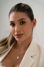 Cargar imagen en el visor de la galería, Cadena escalera delgada plana lisa 45cms + dije nuestra señora milagrosa
