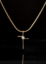 Cargar imagen en el visor de la galería, Cadena serpiente 65cm+ dije cruz circonia 4 Cms
