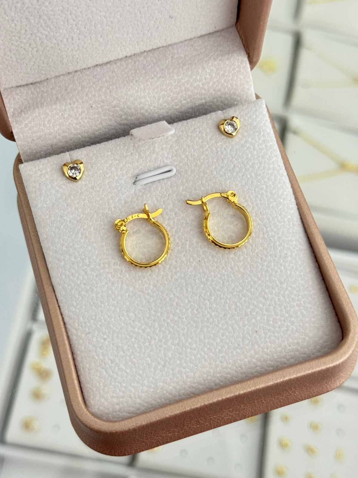 Argollas corrugadas 1.4cms + topos corazón cristal