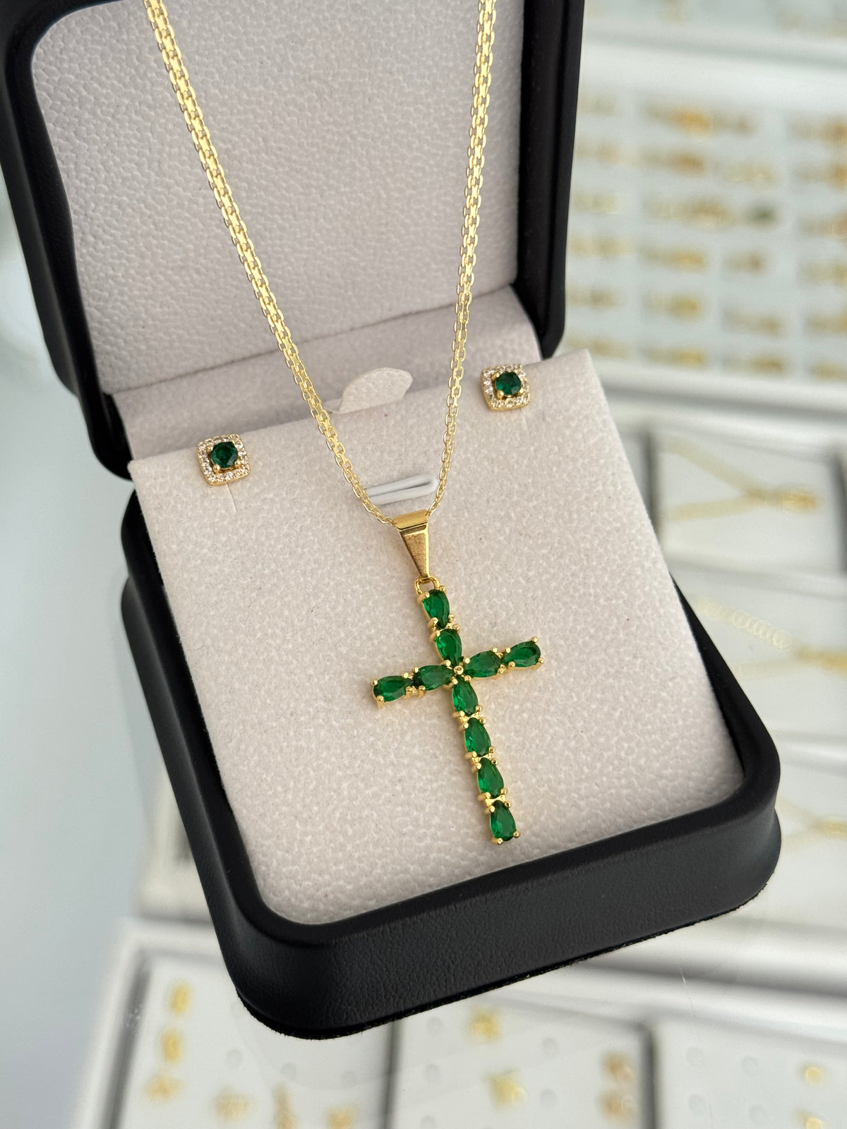 Conjunto esmerald (cadena china it 2mm 65cms + dije cruz esmerald + arete dinasty)