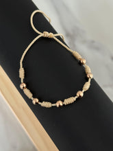 Cargar imagen en el visor de la galería, Pulsera 7 nudos oro rosa (balín #5)
