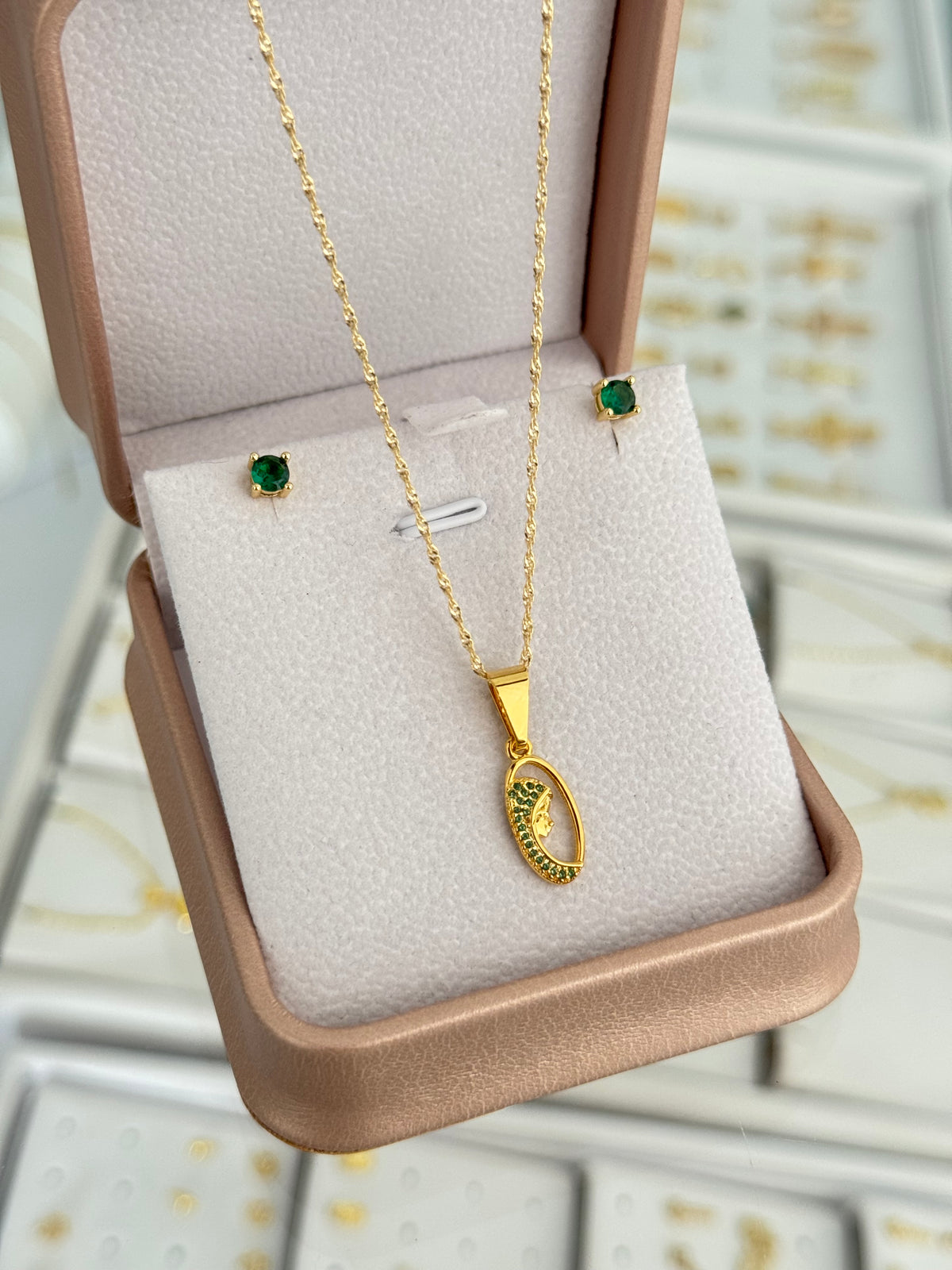 Conjunto cadena Singapur IT 1.2mm 45cms + dije virgen niña verde + topos esmerald 4mm