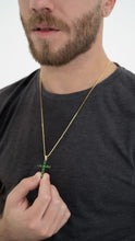 Cargar imagen en el visor de la galería, Cadena Veneciana 1.5mm (65 cm ) + Dije Cruz Esmerald
