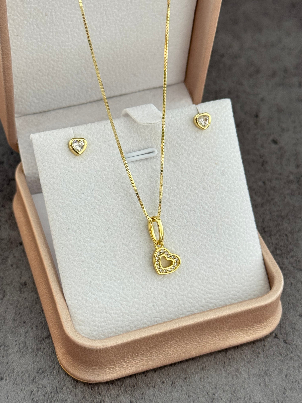 Conjunto baby love (cadena veneciana IT 0.7mm 45cms + aretes corazón mini + dije)