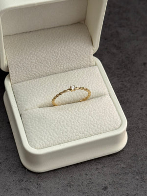 Anillo ajustable cordón torcido con zircon