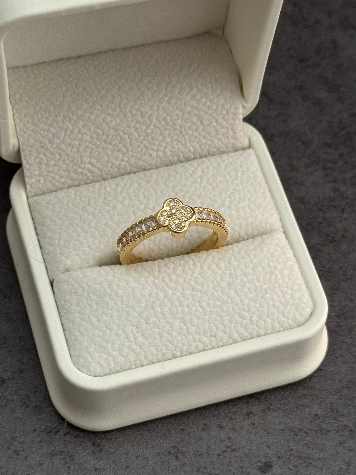Anillo ajustable trébol con zircon cristal