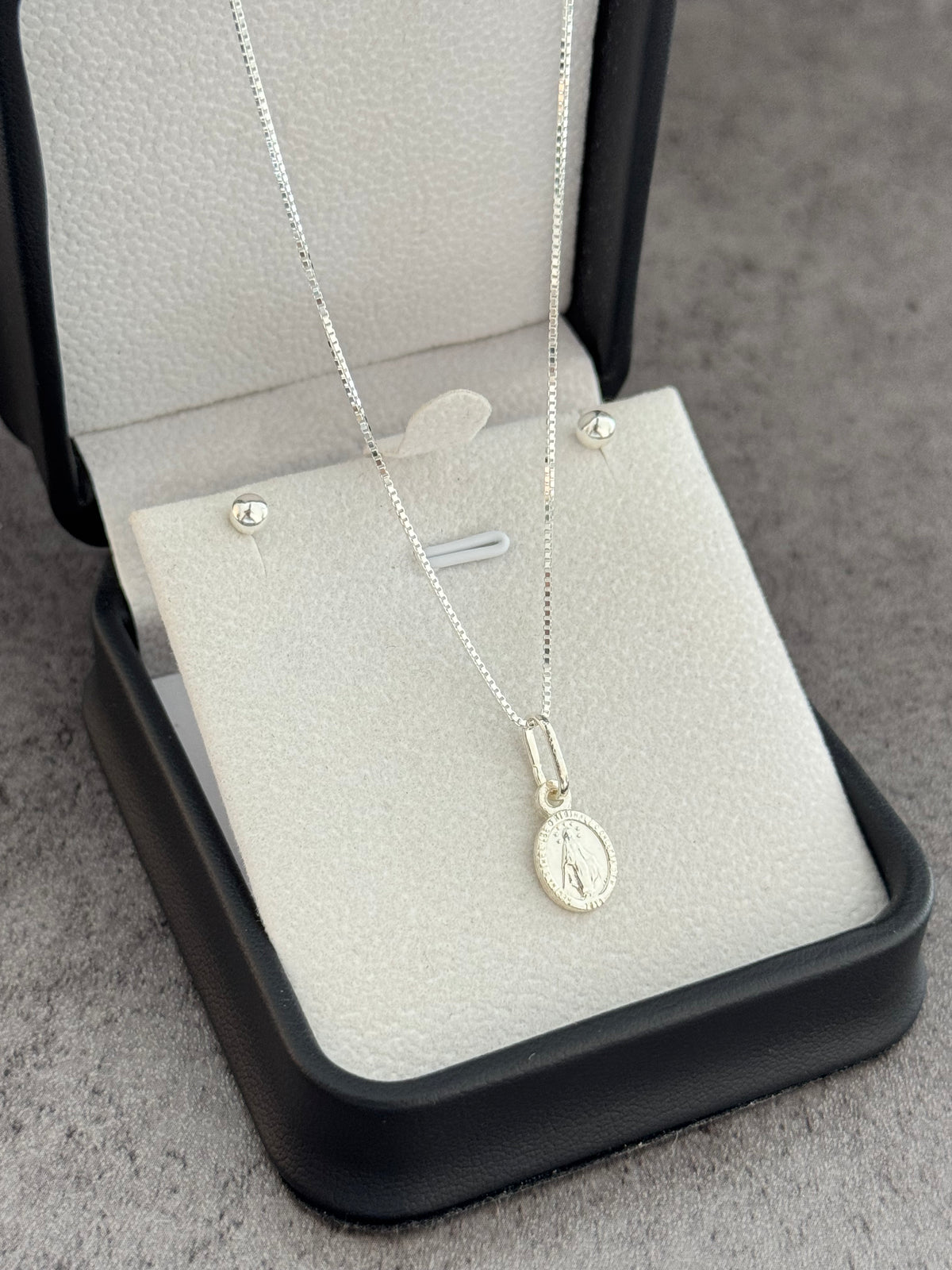 Conjunto mini milagrosa XS 0.8cm ( cadena veneciana 0.8mm 45cms + topos balín #4 + dije) PLATA LEY 925