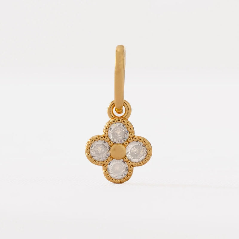 Dije clover motif