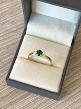 Cargar imagen en el visor de la galería, Anillo promise 3 circones piedra verde
