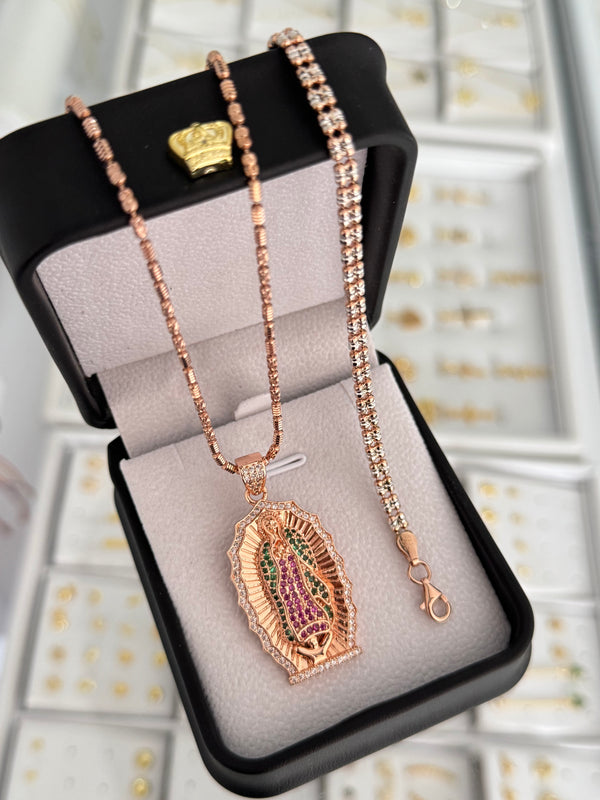 Conjunto Guadalupe rosada (cadena tube rose it 65cms + pulsera ice 2L 19.5cms + dije)