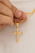 Cargar imagen en el visor de la galería, Cadena continua 4mm 65cm + dije cruz clavos circonias cristal

