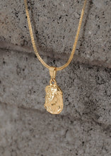 Cargar imagen en el visor de la galería, Cadena serpiente plana delg 1mm 65cm + dije rostro mediano tallado
