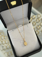 Cargar imagen en el visor de la galería, Cadena veneciana 0.5 exclusive (45cm) + dije Guadalupe mini exclusive.
