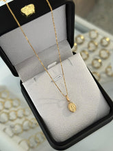 Cargar imagen en el visor de la galería, Cadena veneciana 0.5 exclusive (45cm) + dije Guadalupe mini exclusive.
